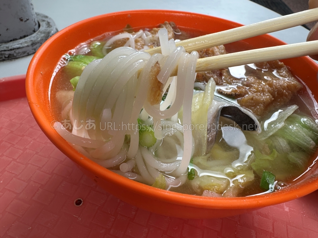 Kwang Keeの揚げ魚ビーフンに入る太い米麺