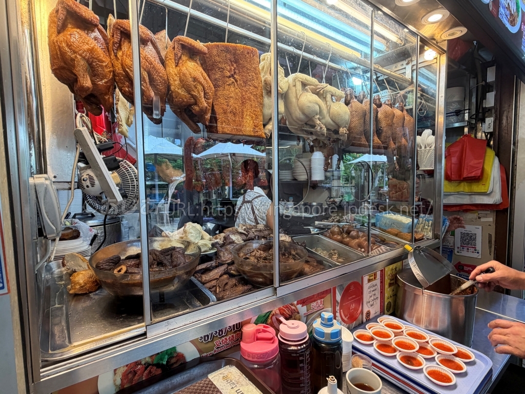 Kwee Hengの店頭に並ぶ煮込み鴨や豚肉、豆腐、卵