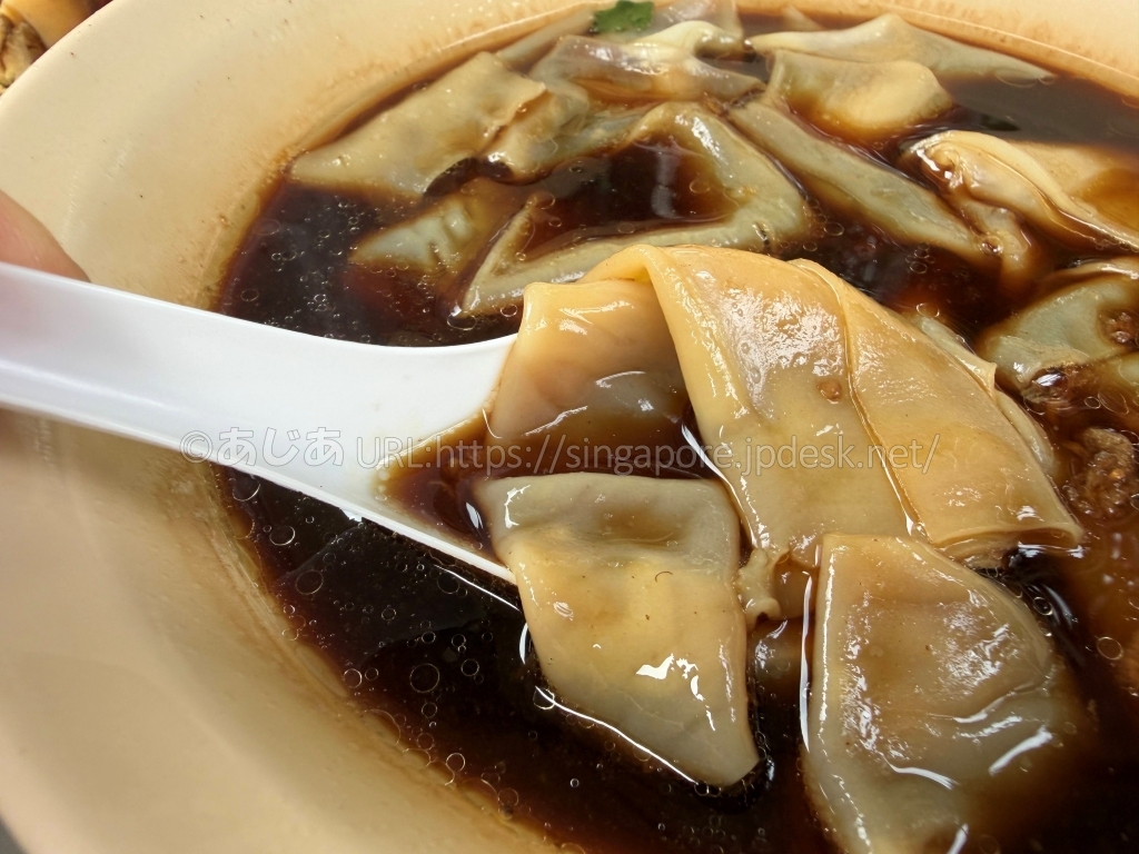Kwee Hengの黒い醤油スープに入った幅広のクイチャップ