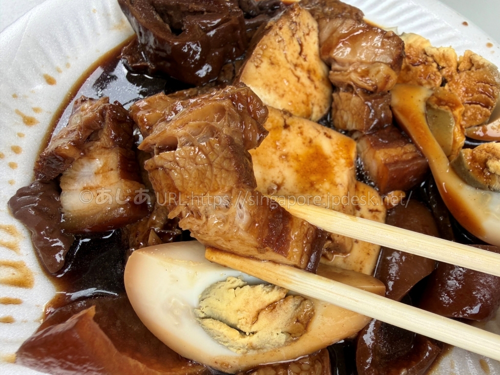 Kwee Hengの煮汁が染みた柔らかな豚バラ肉