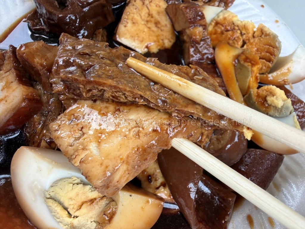 Kwee Hengの煮汁を吸った豆腐と煮卵、煮込み肉