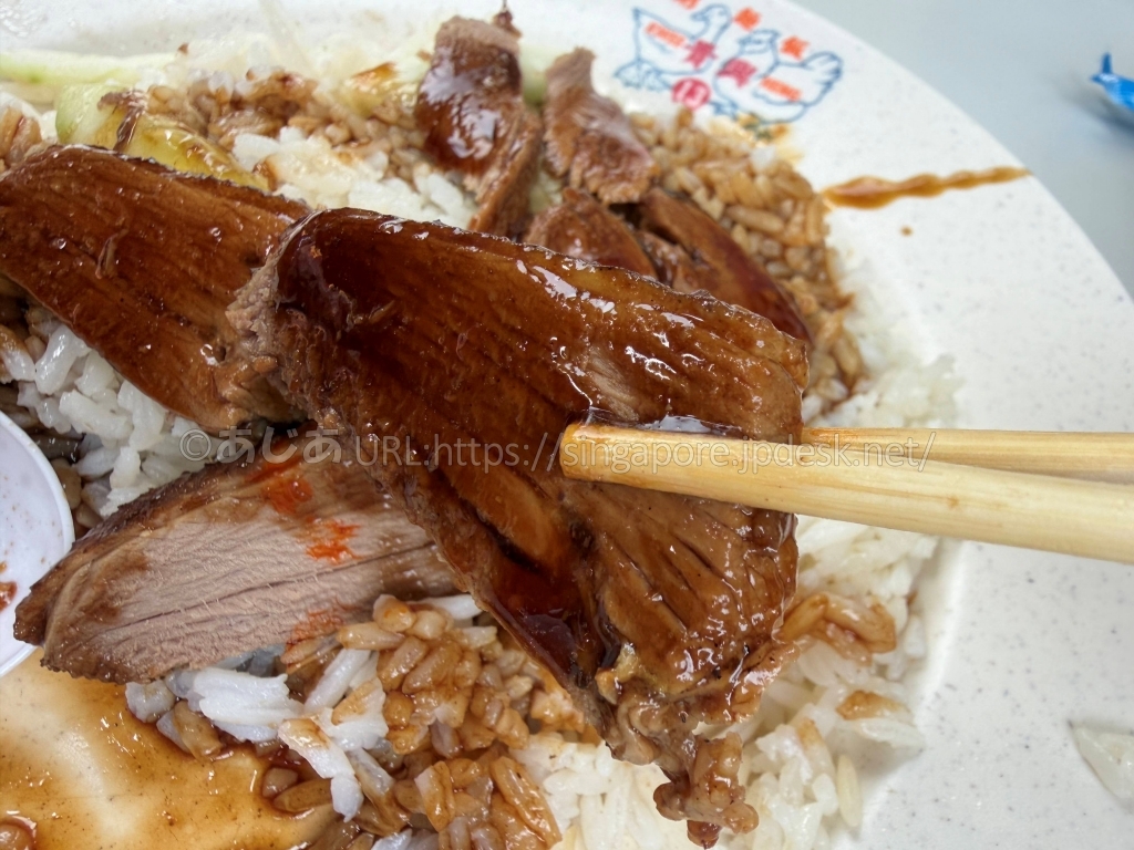 箸で持ち上げたKwee Hengのダックライスの鴨肉
