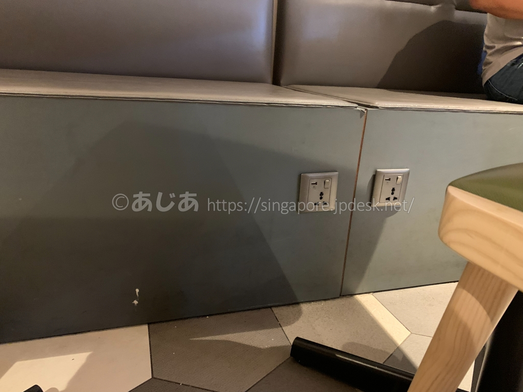 ブロッサムラウンジの座席横にある電源コンセント