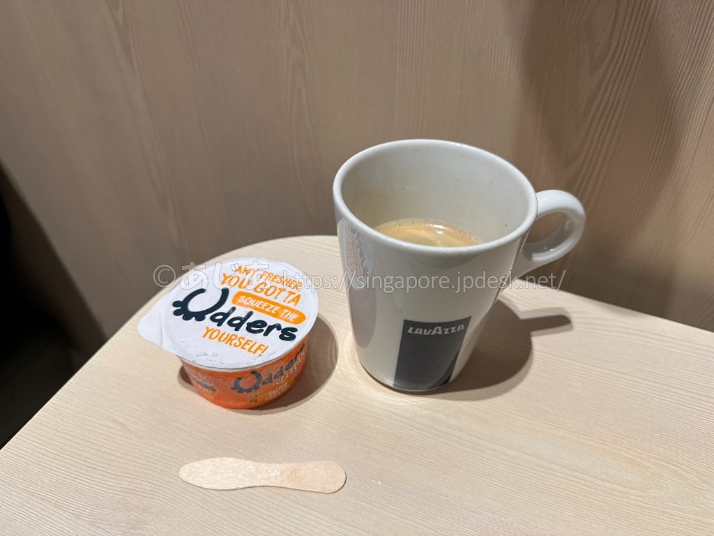 ブロッサムラウンジで取ったコーヒーとアダーズのアイスクリーム