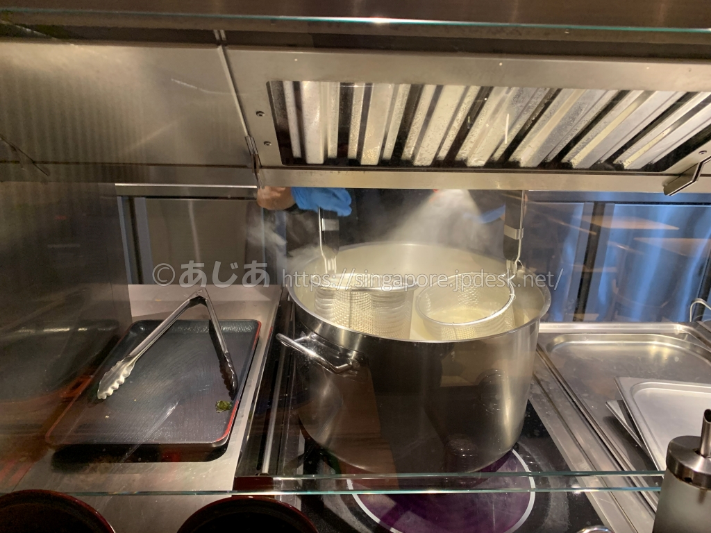 ブロッサムラウンジの厨房でゆでている麺