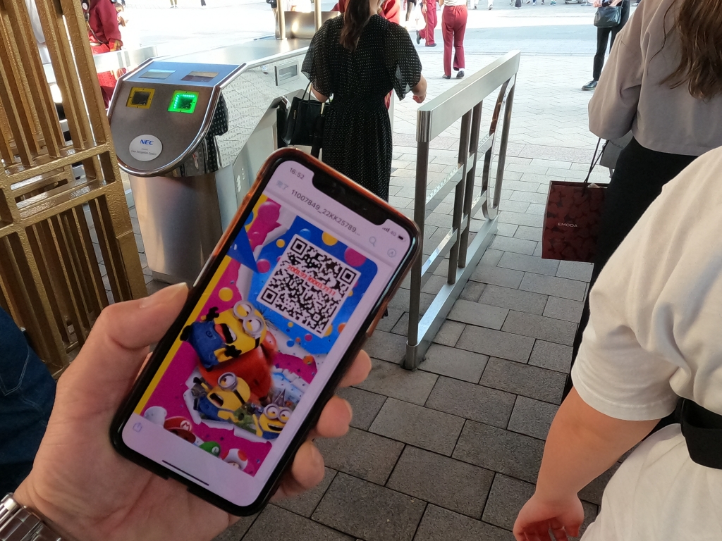 USJのeチケットをゲートにかざしているところ