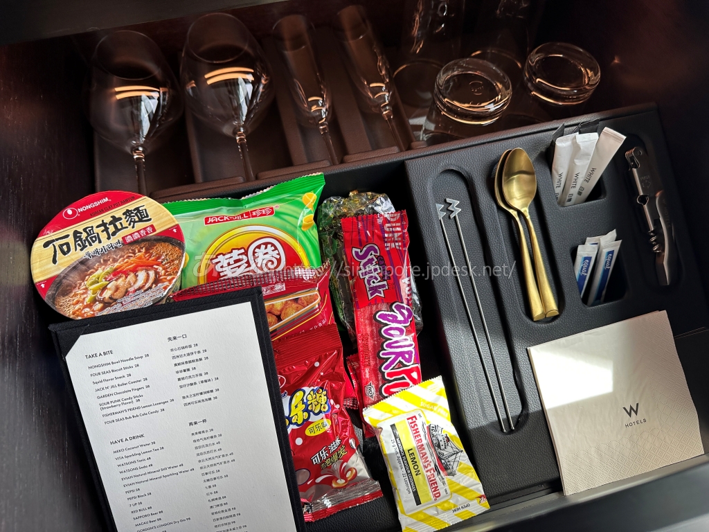 Wマカオ - スタジオシティのミニバーに用意されたスナックとグラス