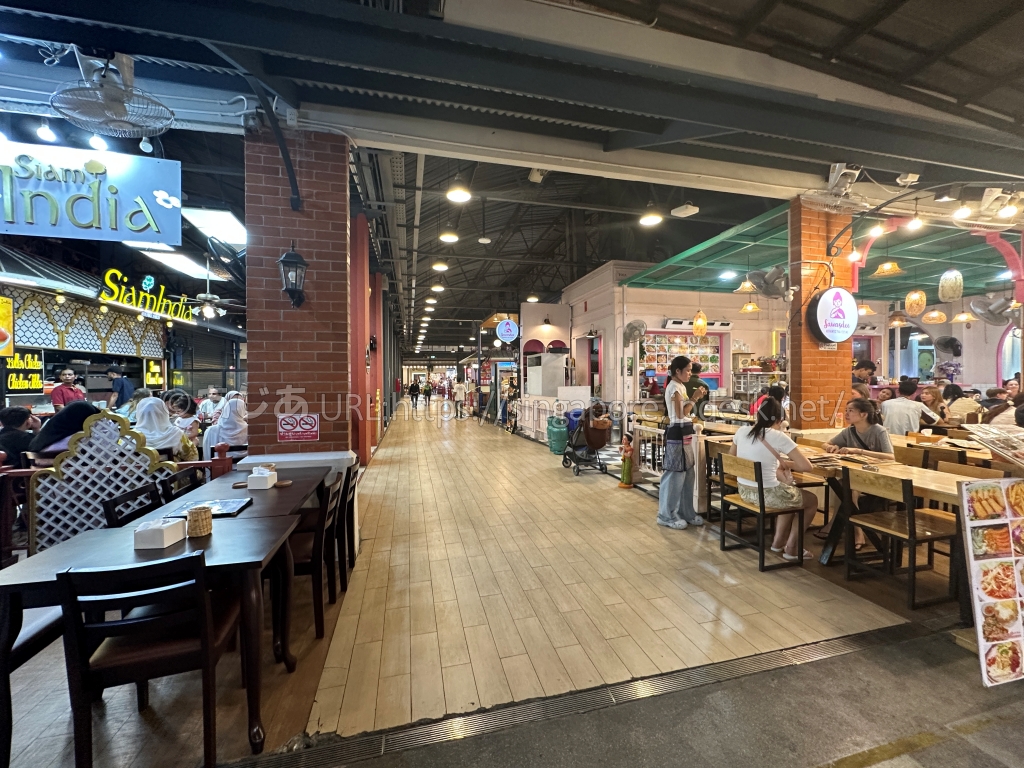 タイ料理やインド料理店が並ぶアジアンティーク6号棟の飲食エリア