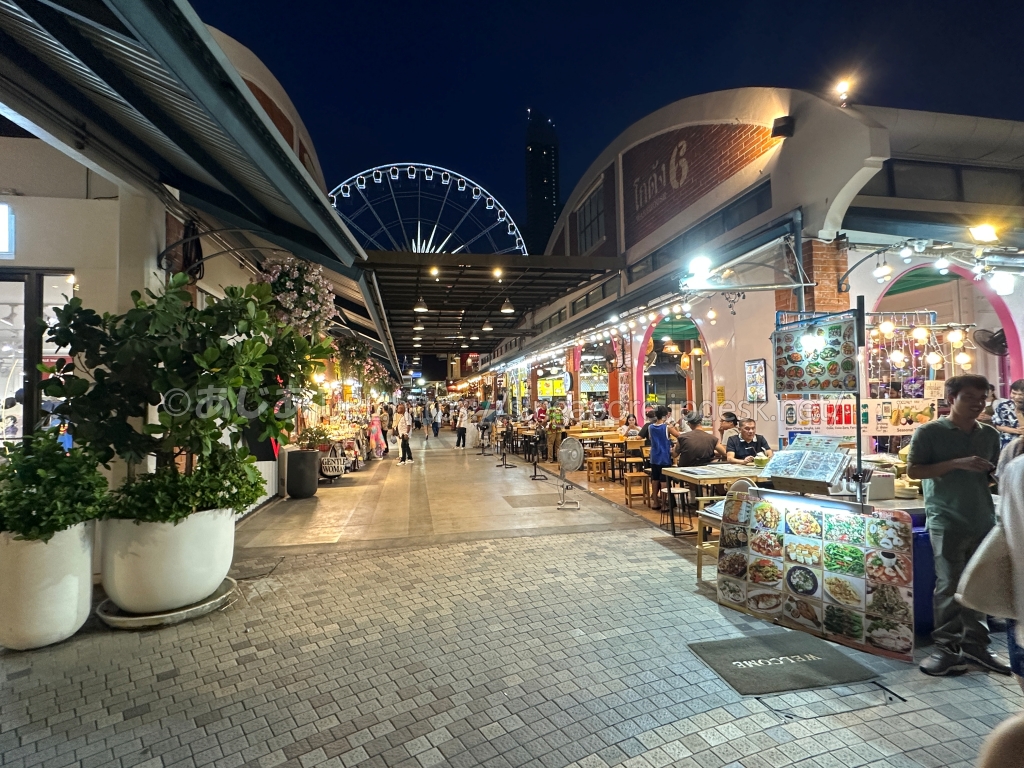 夜のアジアンティーク6号棟と8号棟の間に並ぶ飲食店