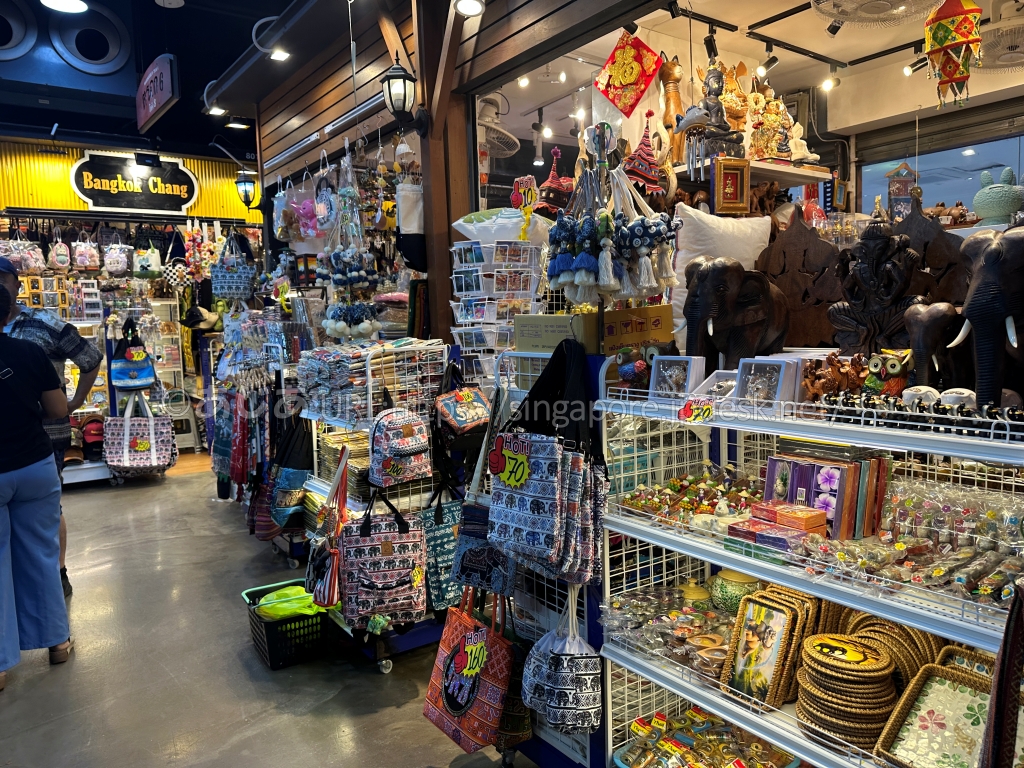 象の置物やタイ柄バッグが並ぶアジアンティーク8号棟の土産店