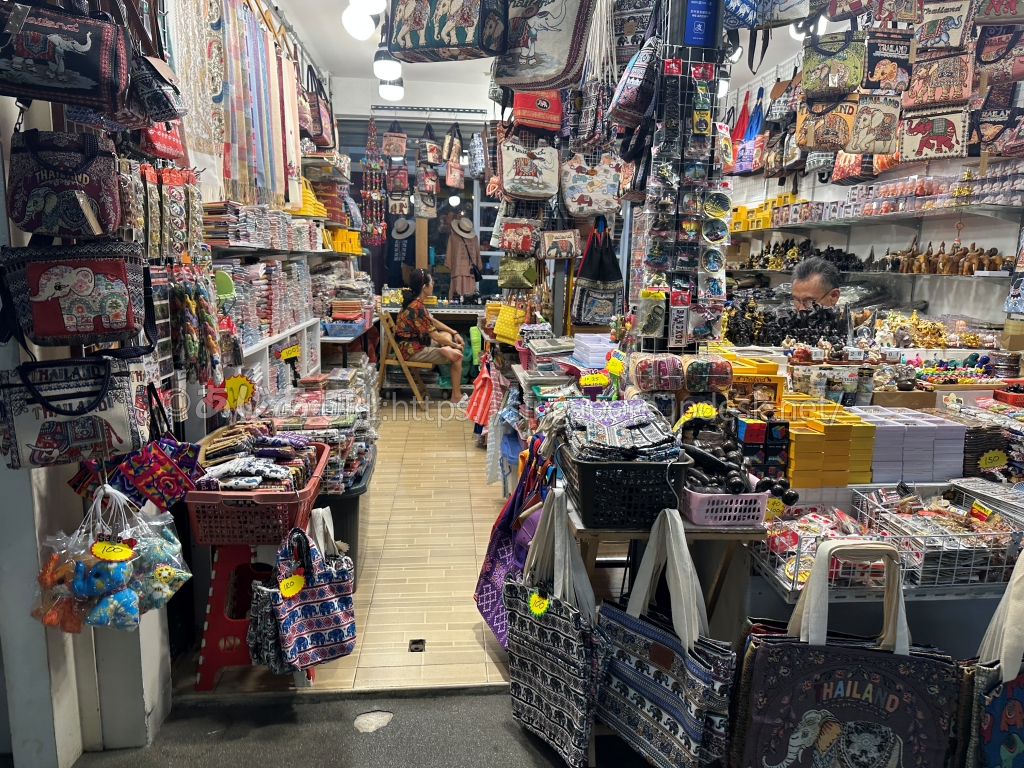 タイ柄のバッグや布小物を販売するアジアンティーク8号棟の店