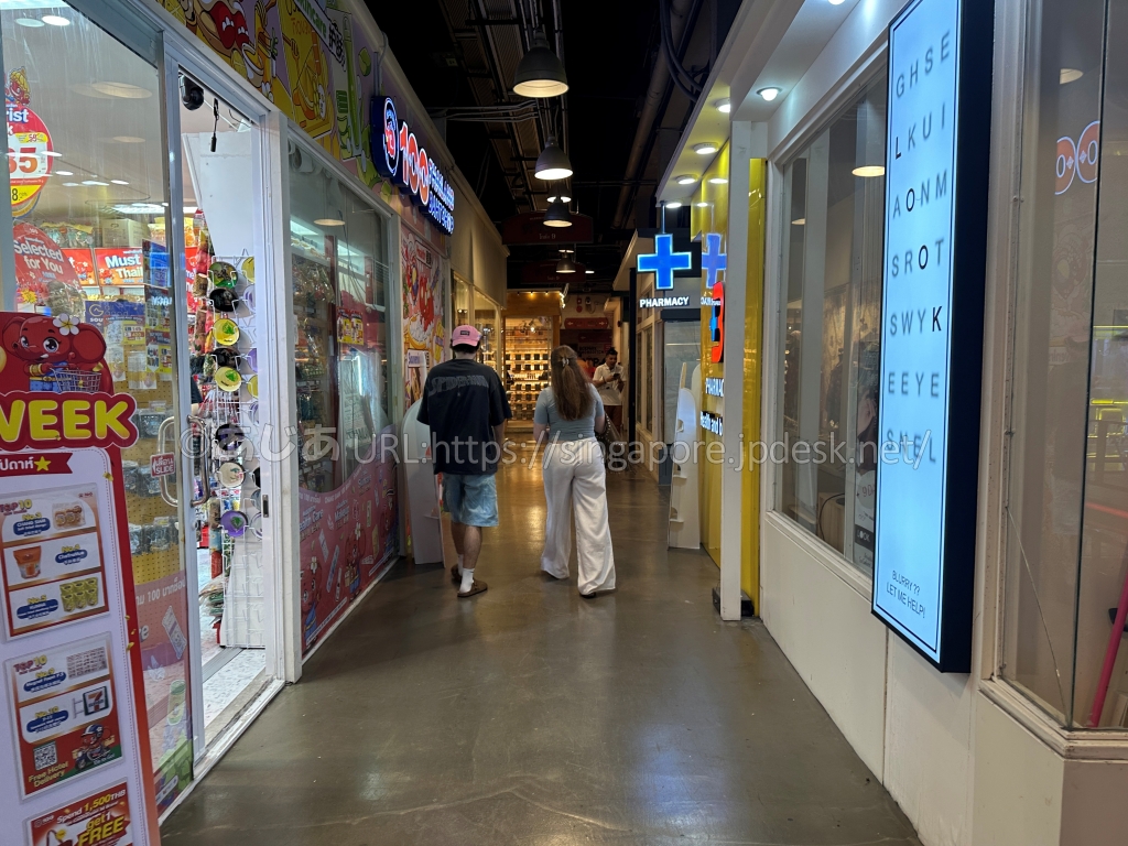 薬局と生活用品店が並ぶアジアンティーク9号棟の通路
