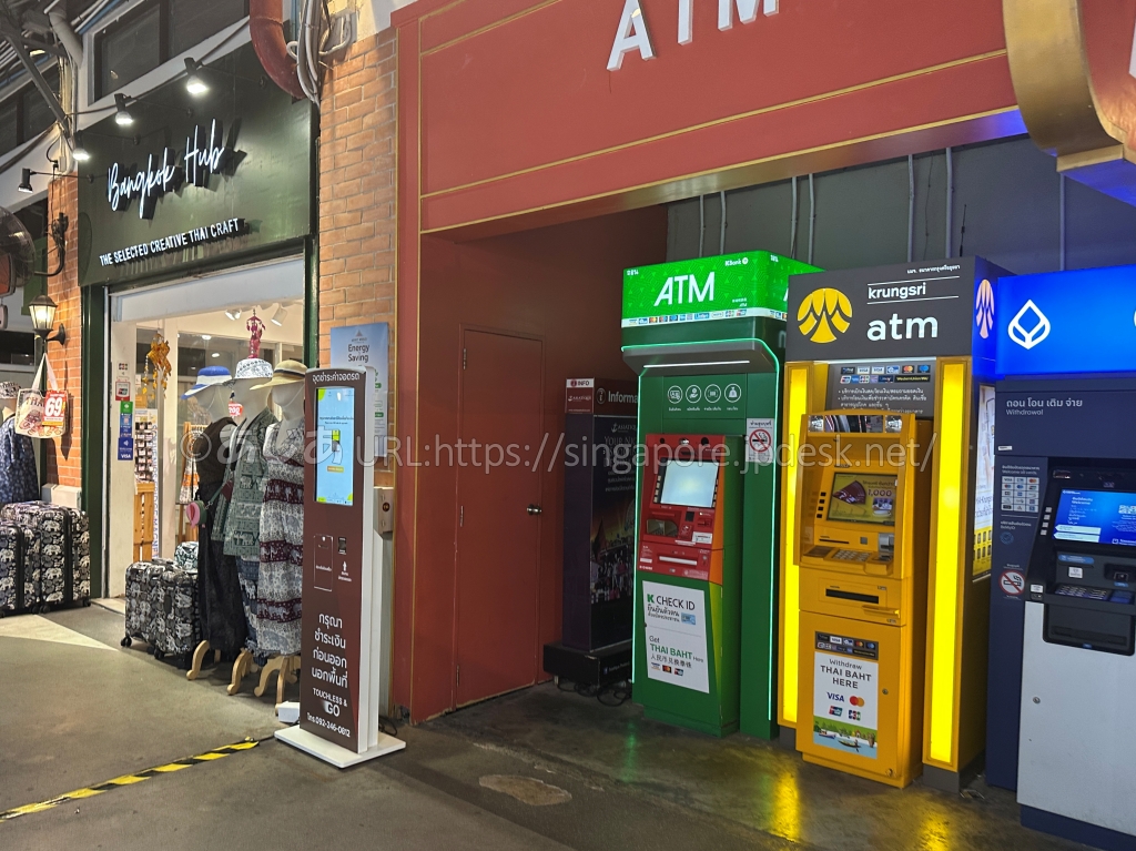 アジアンティーク9号棟に並ぶ複数銀行のATM
