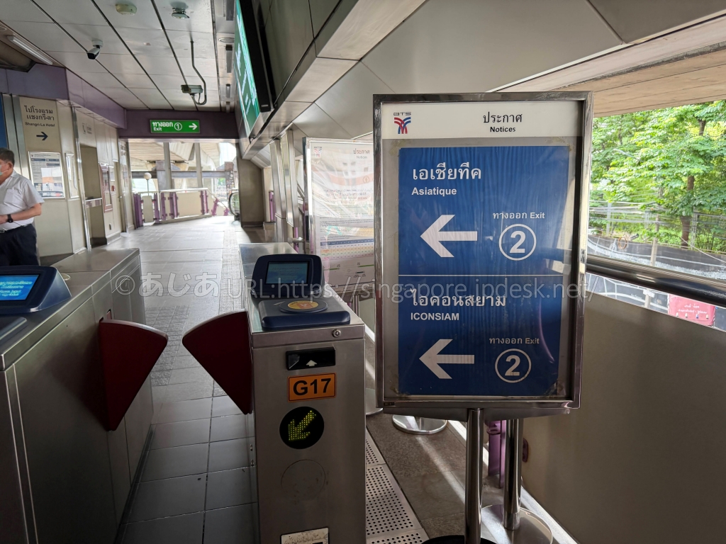 サパーンタクシン駅改札前にあるアジアンティーク2番出口の案内