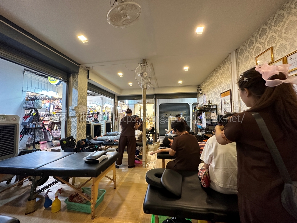 アジアンティーク3号棟にあるタイマッサージ店の店内