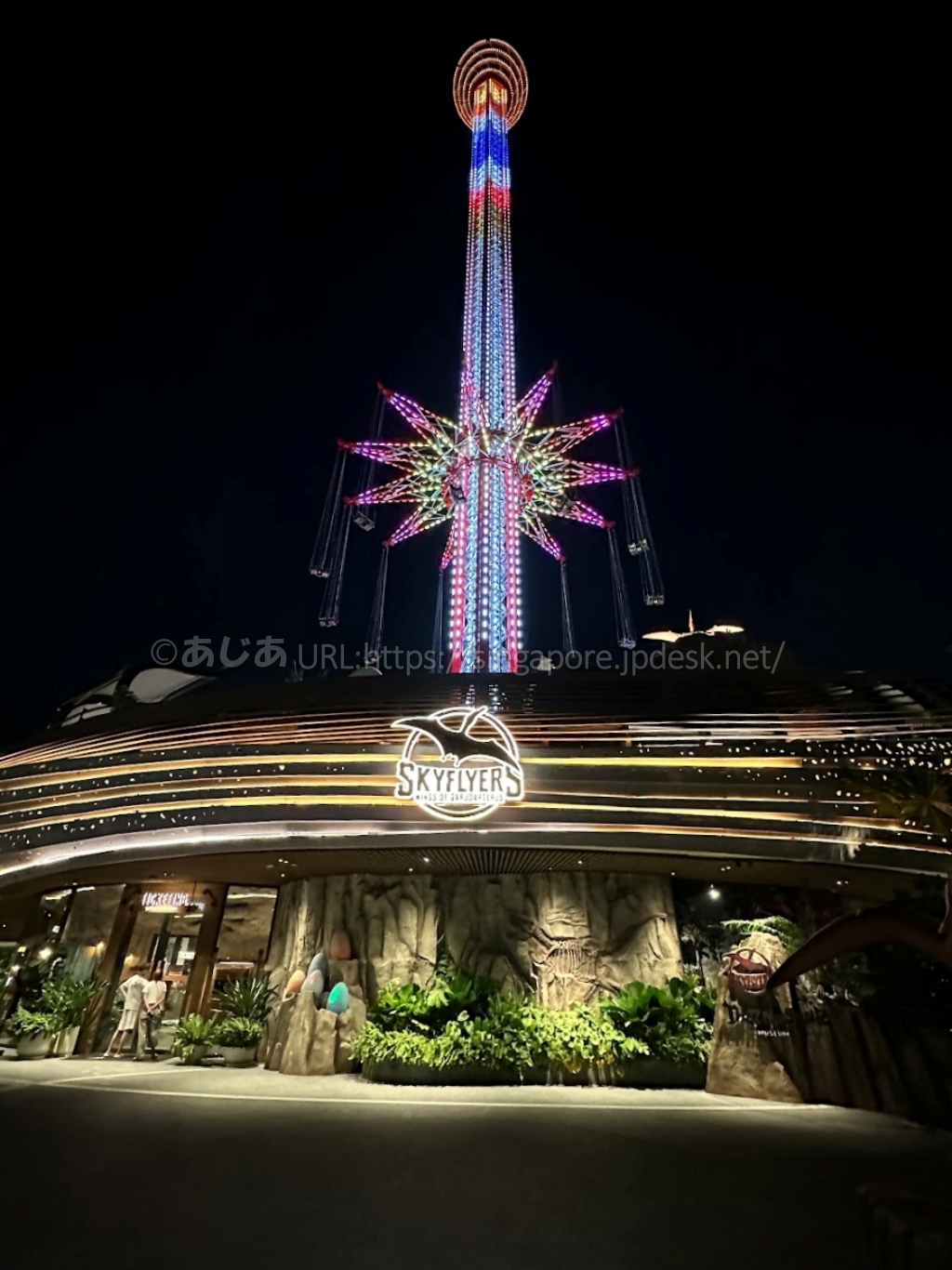 夜にライトアップされたSkyflyers Wings of Garudapterusのタワー