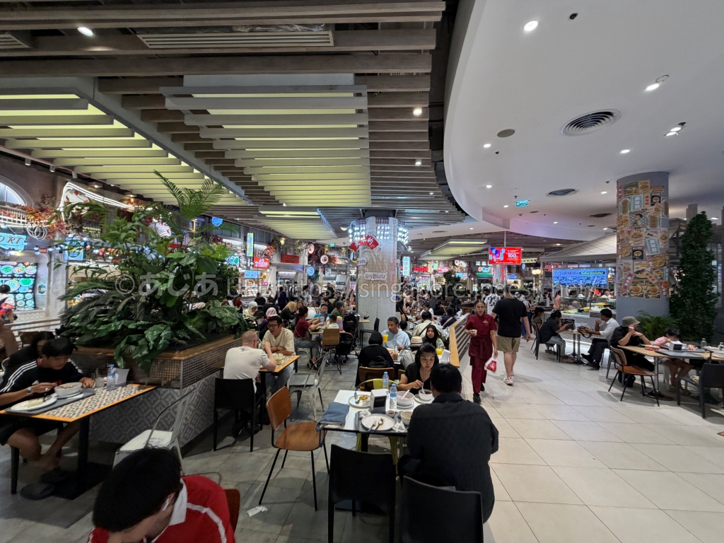 大勢の客でにぎわうサイアムパラゴンのGOURMET EATS全景