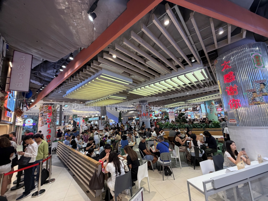 サイアム・パラゴンのフードエリアGOURMET EATSの客席と飲食店