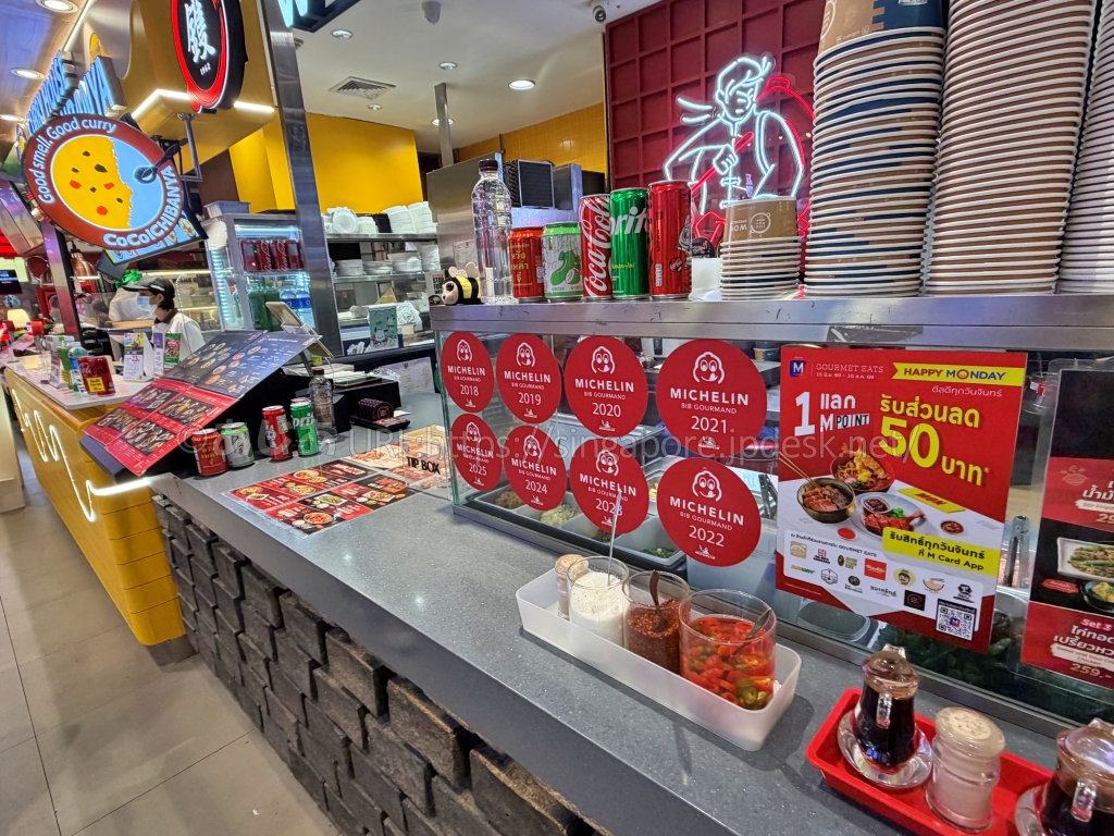 GOURMET EATSの店舗に並ぶミシュラン・ビブグルマン掲載年の表示