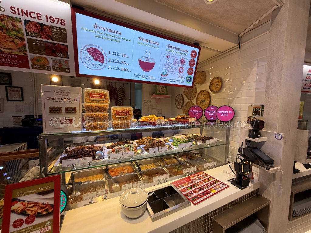 Charm Samsen Eatに並ぶタイカレーと惣菜のショーケース