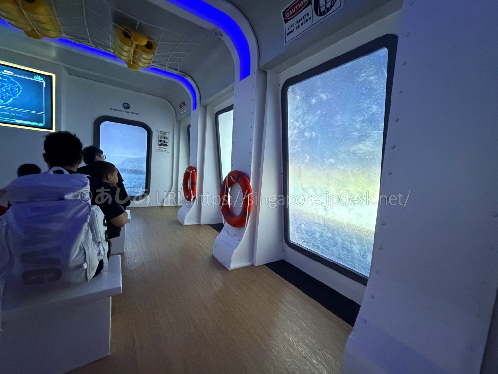 嵐の海を進むジュラシック・ワールドの船内映像