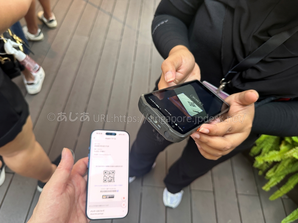 入口スタッフがKlookのQRコードを端末でスキャンしている様子