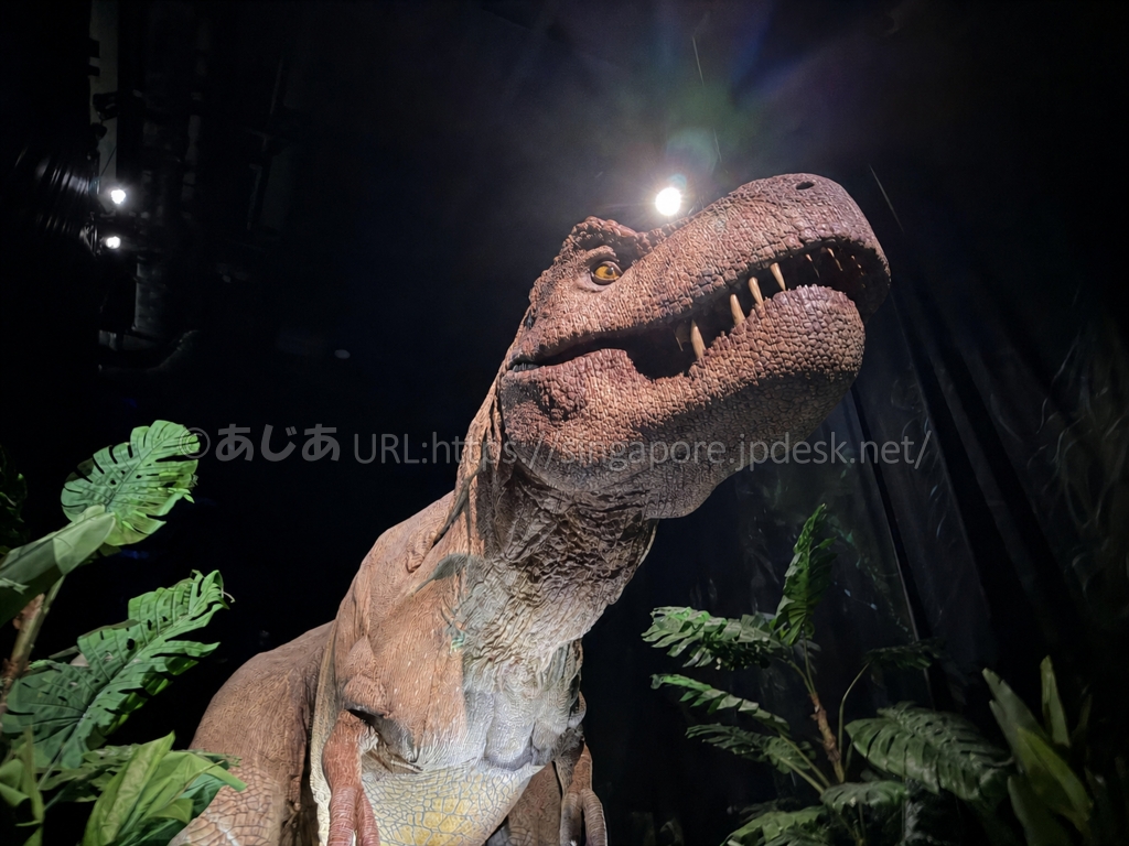 ジャングルから目の前まで迫る実物大のT-REX