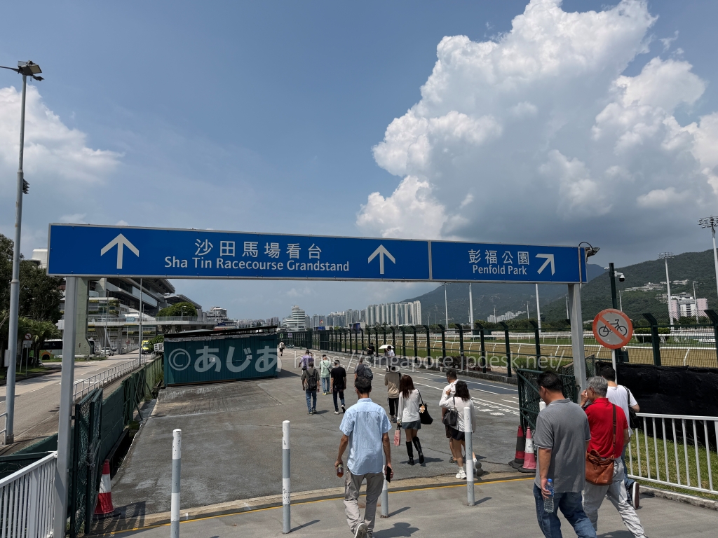 沙田競馬場グランドスタンドとPenfold Parkの分岐を示す青い案内板