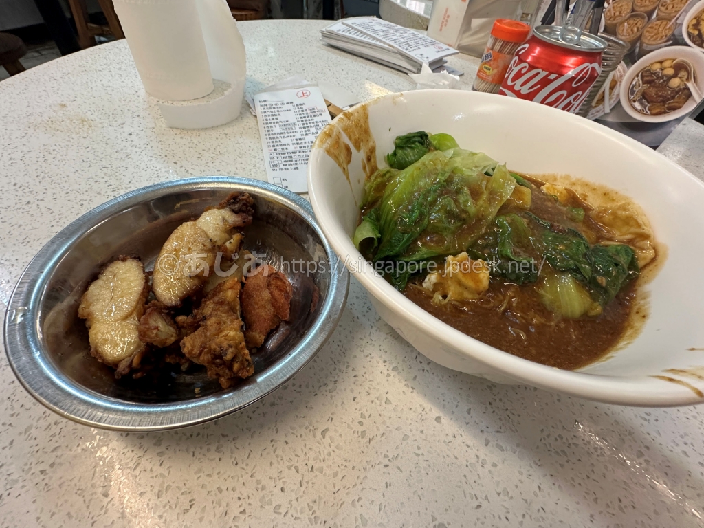 筷子記で注文した鶏肉と青菜をのせた澳門風の撈麵