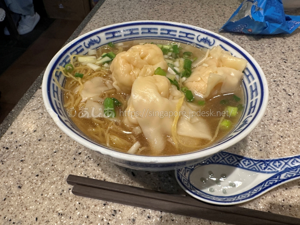 沾仔記の大粒海老ワンタンが入った40香港ドルのワンタン麺
