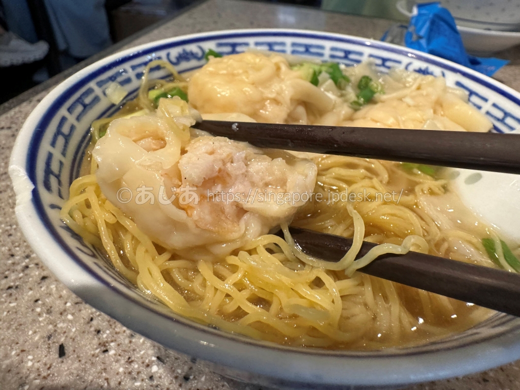 沾仔記の海老ワンタンを割って見える海老と豚肉の餡