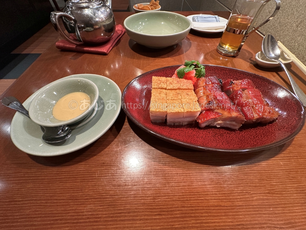 沙田18の脆皮焼五花腩肉と蜜汁チャーシューの盛り合わせ