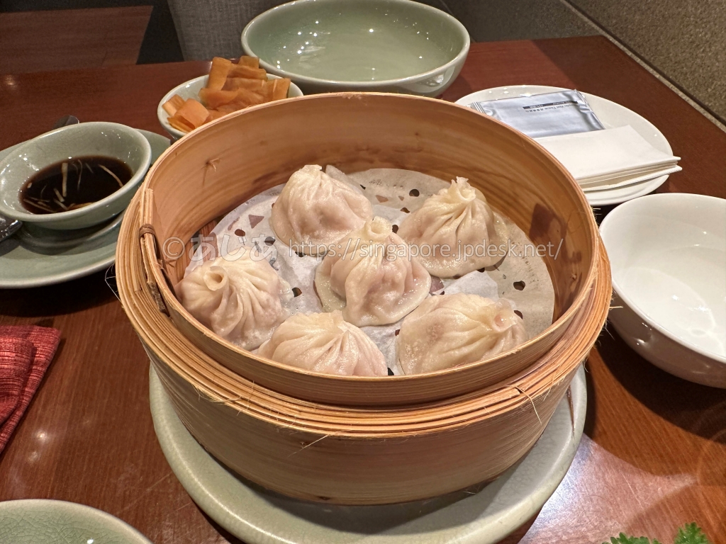 竹の蒸籠に6個入った沙田18の鮮肉小籠包
