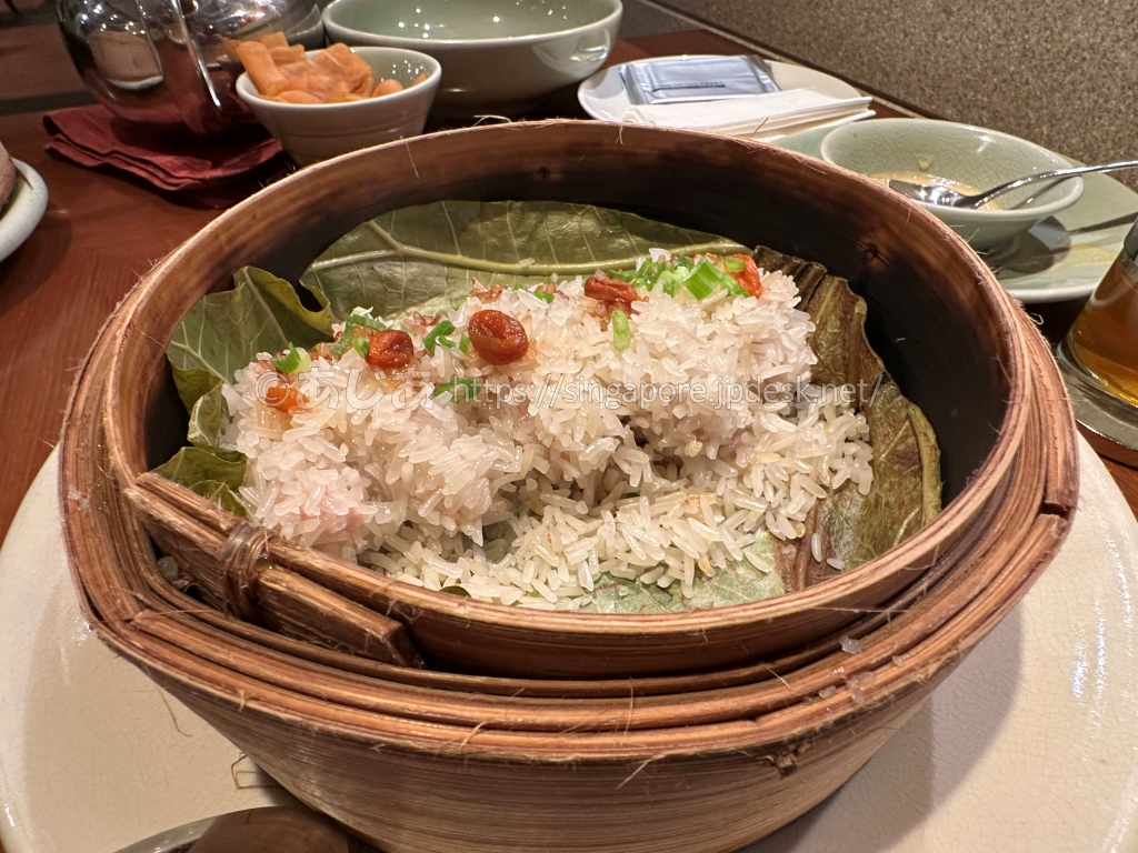 葉を敷いた大きな蒸籠で提供される豚スペアリブともち米の蒸し料理