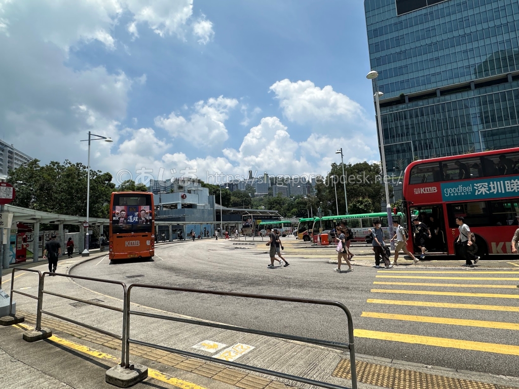 大学駅前でバスとタクシーが発着するロータリー