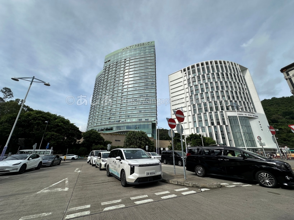 大学駅前のロータリーから見たハイアット リージェンシー 香港 沙田の高層ホテル棟