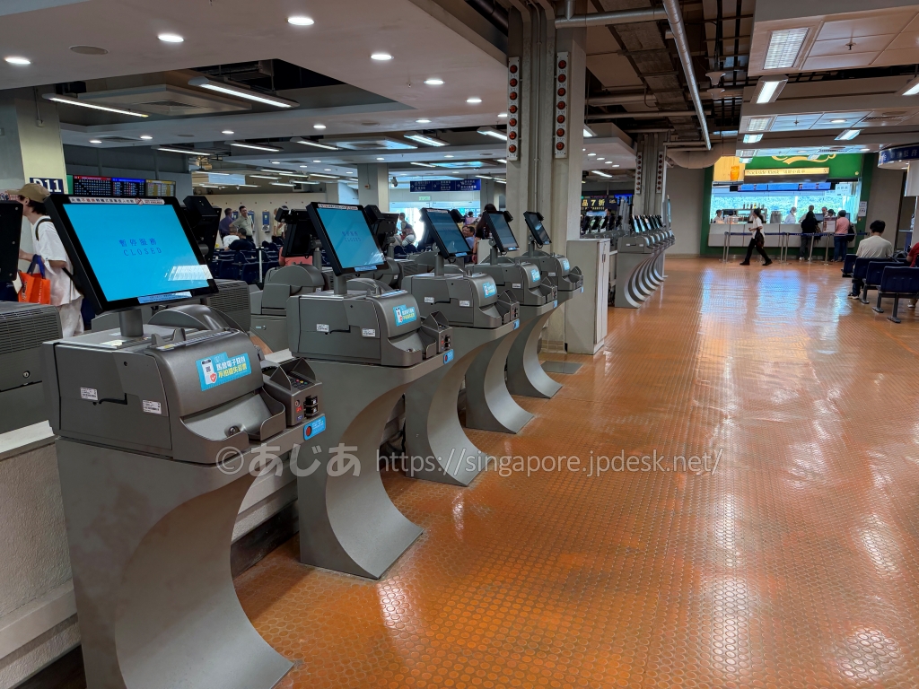 沙田競馬場のPublic Betting Hallに並ぶ自動券売機