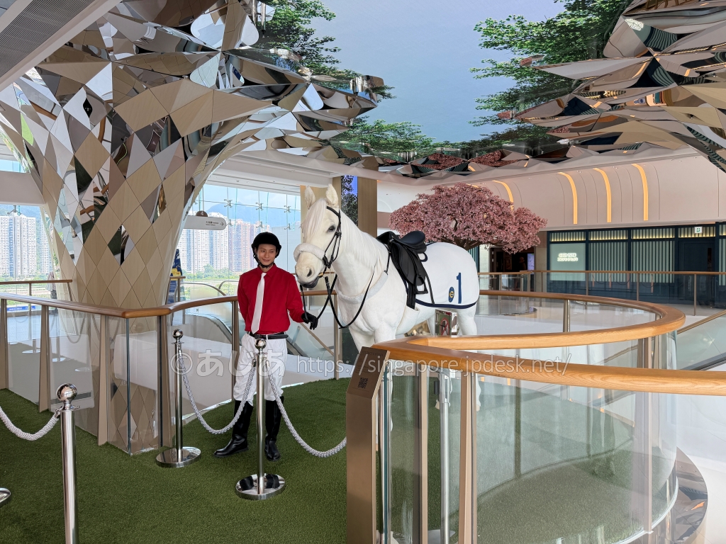 沙田競馬場4階のレストラン入口にいた本物の白馬と騎手