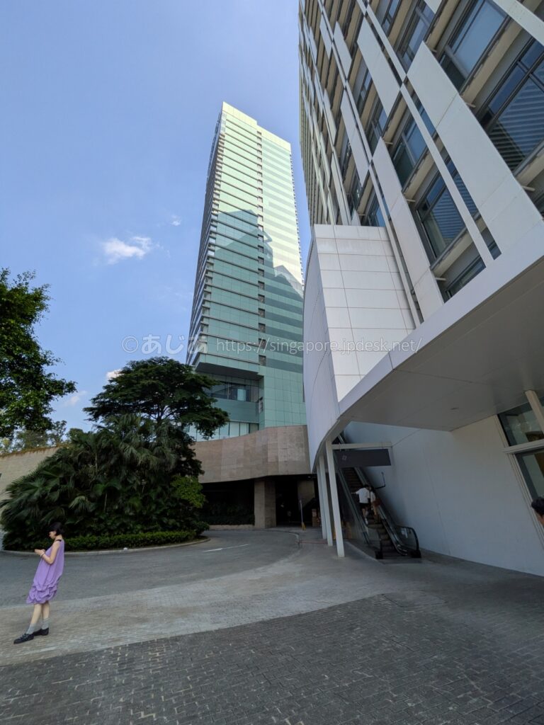 ホテルのエントランスへ続くエスカレーター