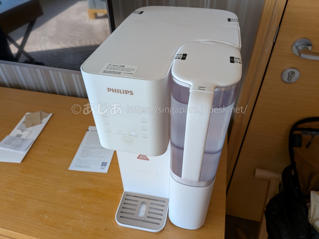 客室デスクに設置されたフィリップス製の浄水器