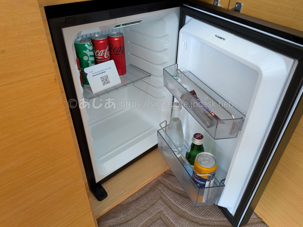 客室のミニ冷蔵庫に入った缶飲料とボトル飲料