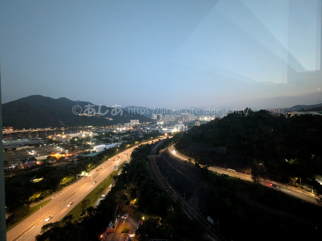 高層階の客室から見た山並みと高速道路と沙田の夜景