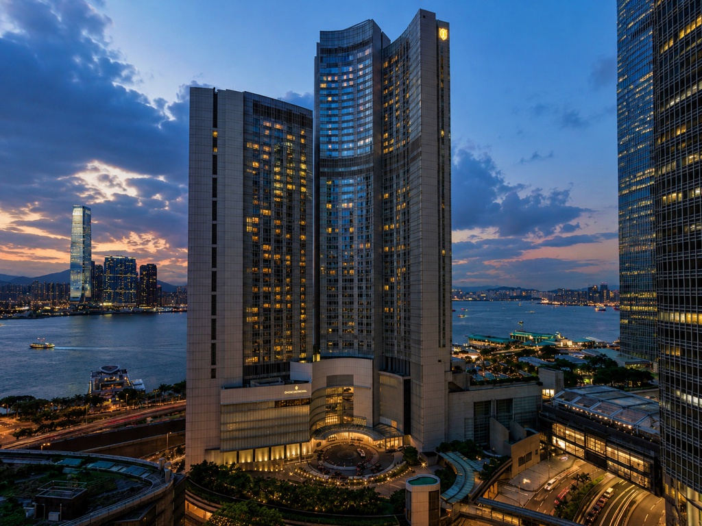 フォー シーズンズ ホテル 香港の外観（背景にビクトリア湾）