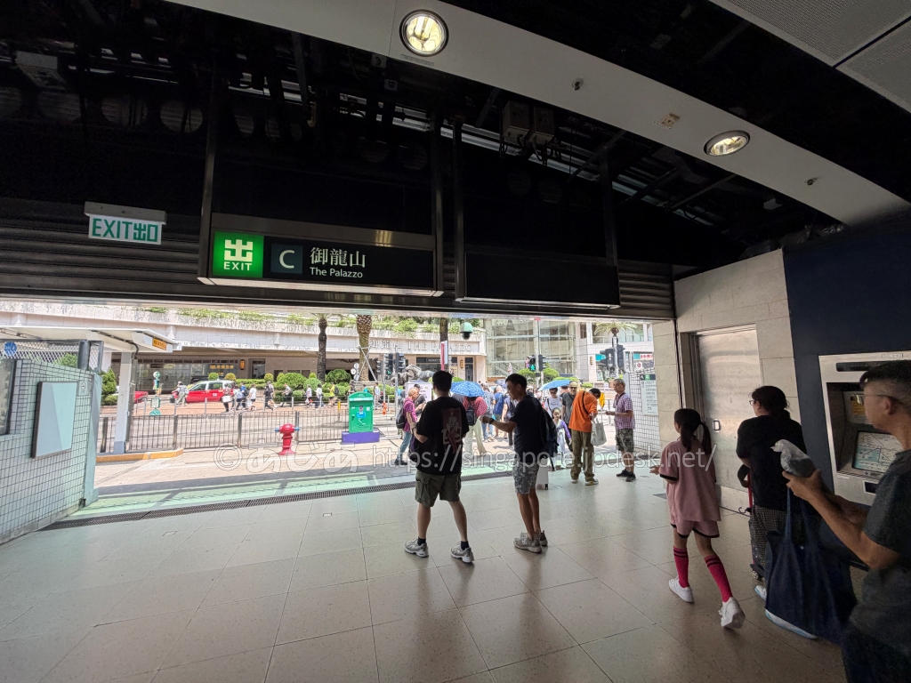 火炭駅C出口のThe Palazzo方面を示す案内