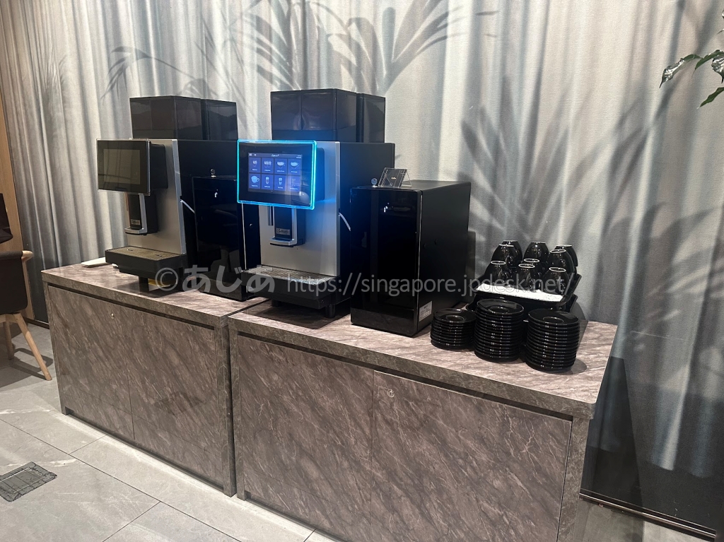 Changi Loungeに並ぶセルフサービスのコーヒーマシン