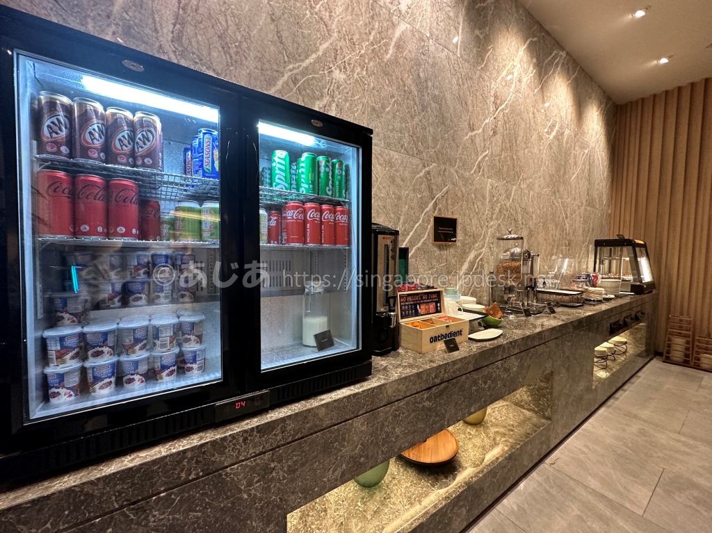 Changi Loungeのソフトドリンク、ヨーグルト、軽食コーナー