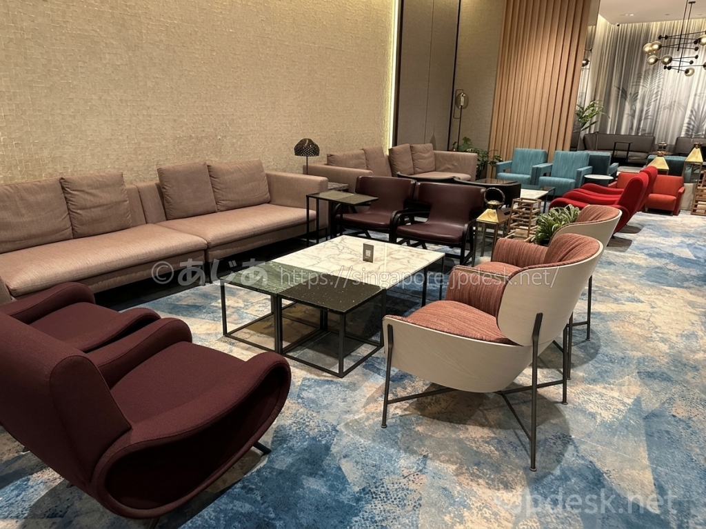 JEWELのChangi Loungeにあるソファと一人掛けチェア