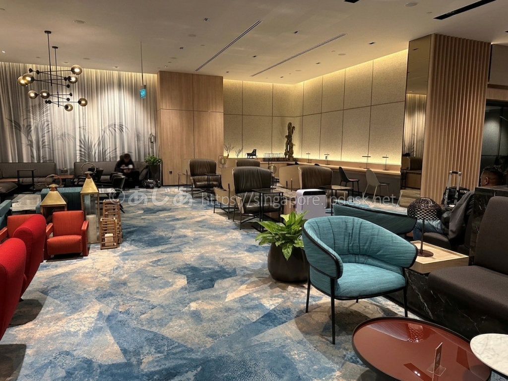 Changi Loungeの一人掛け席と仕事用カウンター