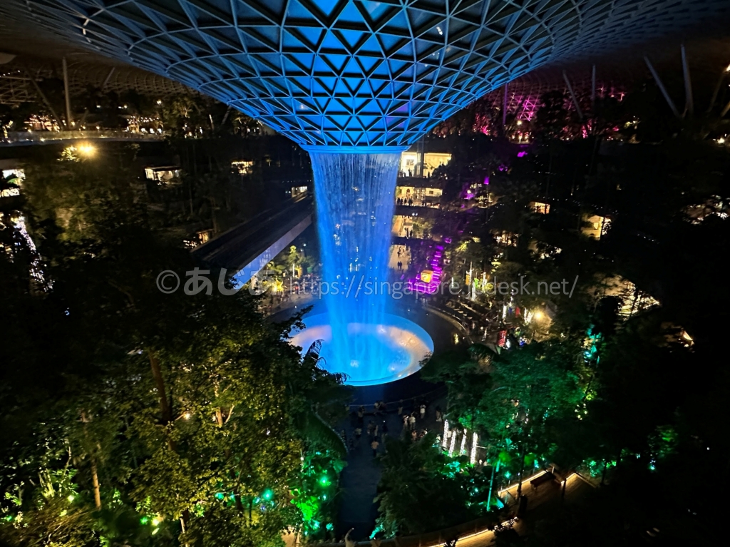 夜に青くライトアップされたJEWELのRain Vortex