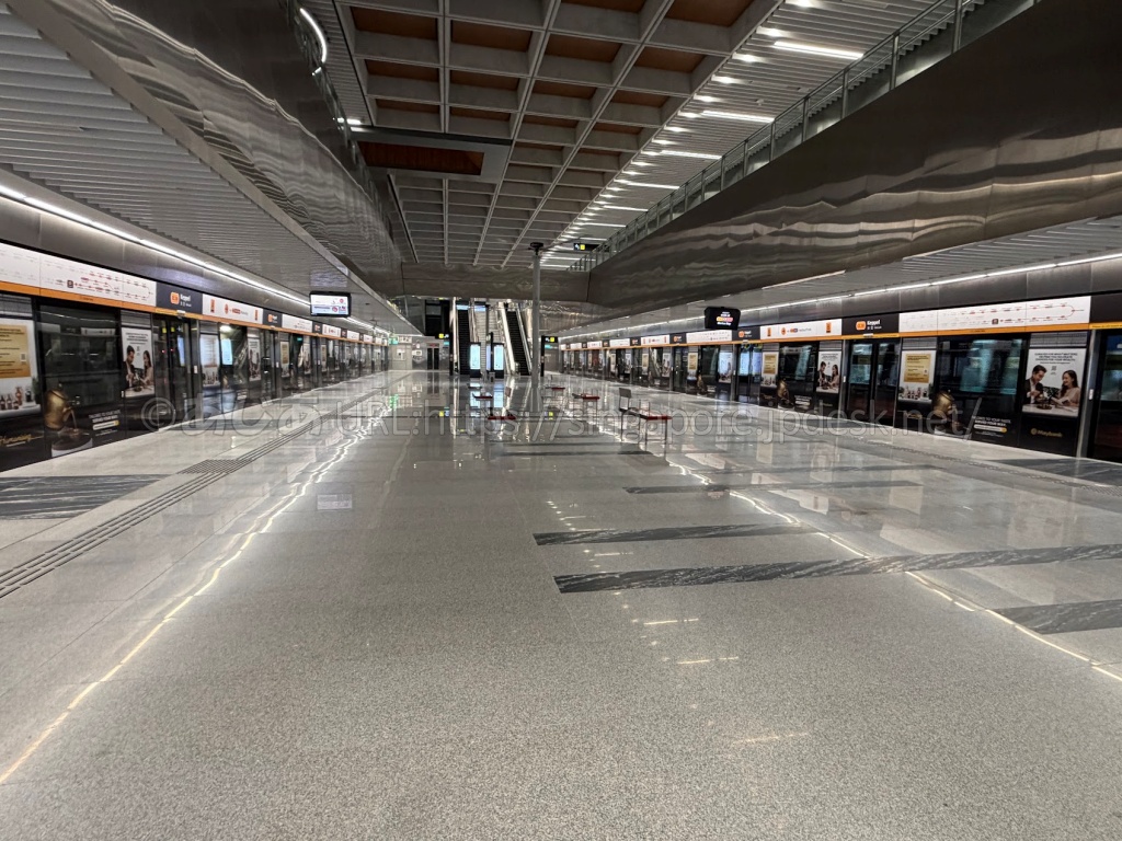 広く開放的なシンガポールMRT Keppel駅のホーム